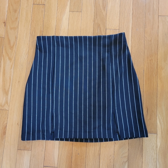 5/$20 H&M Divided black white pinstriped mini skirt bodycon front slit small